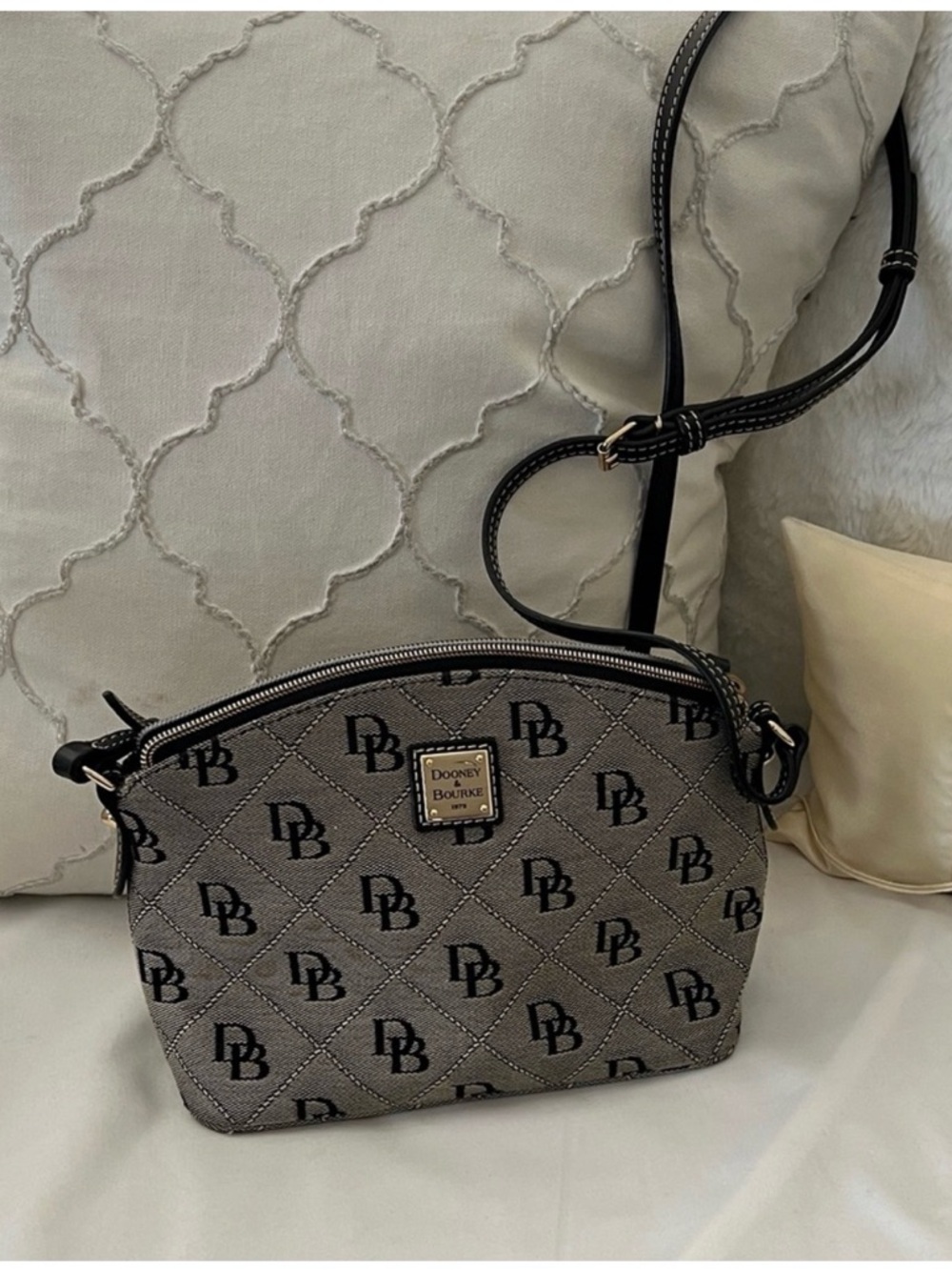 Dooney & Bourke EUC Gray Monogram Crossbody with Black Accents - Picture 6 of 8